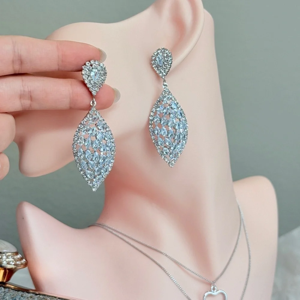 ⚜️ Chic Silver Teardrop Earrings